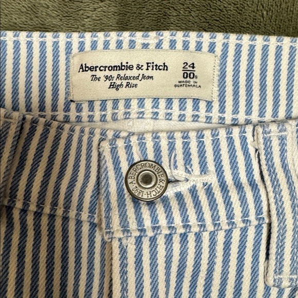 Abercrombie & Fitch High Rise 90’s Relaxed Jeans - Picture 3 of 5